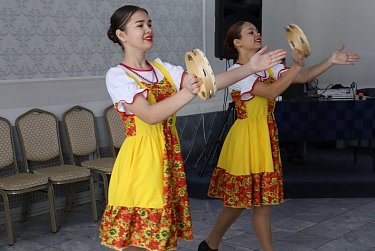 Цветы – мамам героев